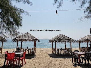 Kawasan makan di luar kedai yang lebih menarik sebab di bawah pokok dan pondok. Makan udang atau sotong goreng tepung sambil menikmati pemandangan laut yang biru dan luas