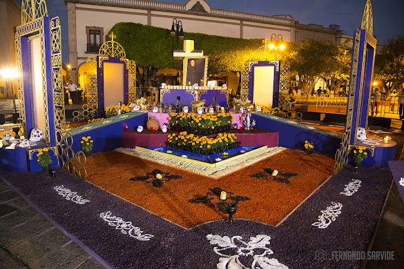 Altar De Dia De Muertos 3 Niveles - Altares de la Festividad de Día de Muertos - Altar de muertos azteca o de tres niveles.