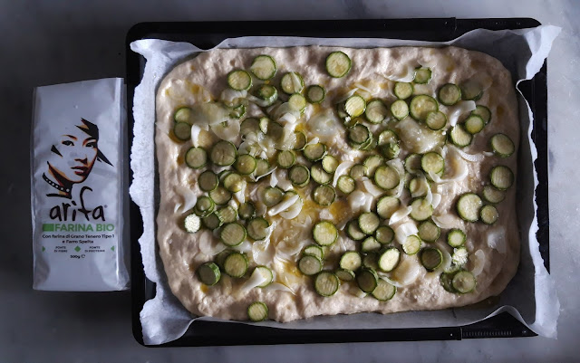 focaccia con zucchine e cipolla bianca