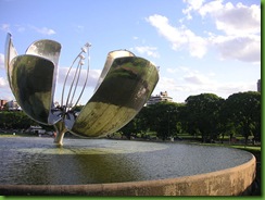 800px-buenos_aires_-_floralis_generica_5