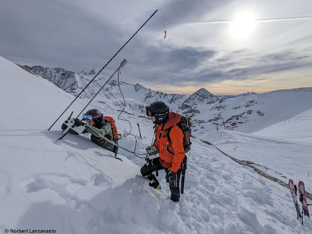 Schneedeckenuntersuchungen am Stubaier Gletscher. Das wechselhafte Wetter spiegelt sich in der Schneedecke wieder. Eine Abfolge von härteren und weicheren Schichten, von Wind- und Schmelzkrusten, immer wieder Schichten aus aufbauend umgewandelten Kristallen. (Foto: 11.02.2023)