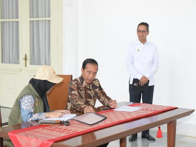 Ikuti Proses Coklit Data Pemilih Pilkada, Jokowi Terdaftar di TPS 06     