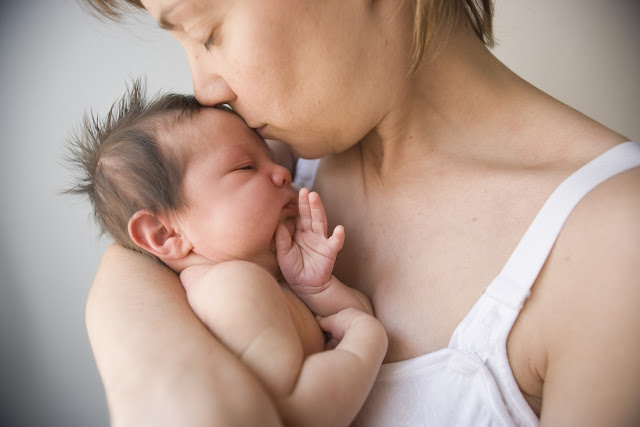 Bagaimana Cara Menggendong Bayi Yang Baru Lahir ? Ini dia Caranya