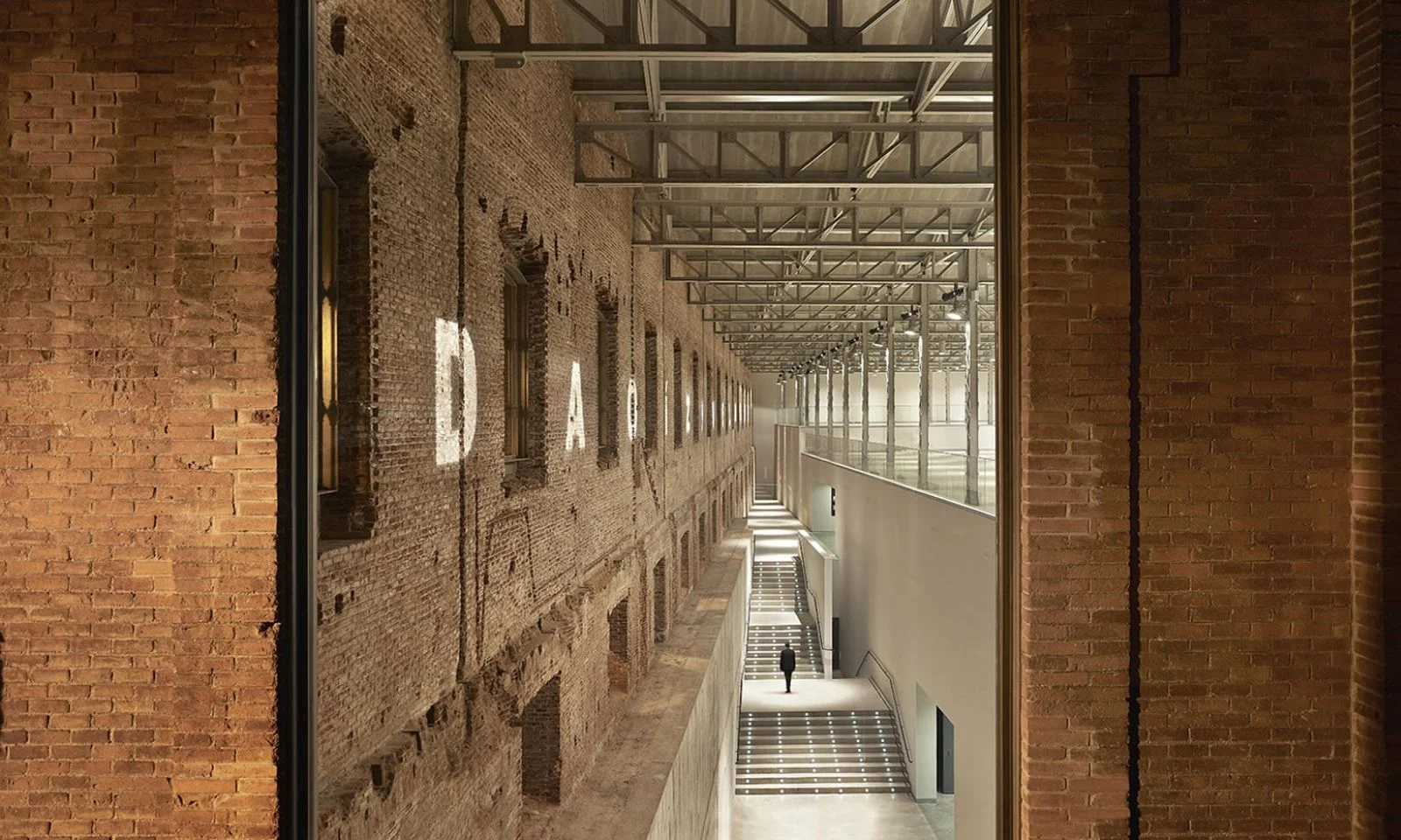 Calle Alberche, Venturada, Madrid, Spagna: DAOÍZ Y Velarde Cultural Centre by Rafael De La-HOZ