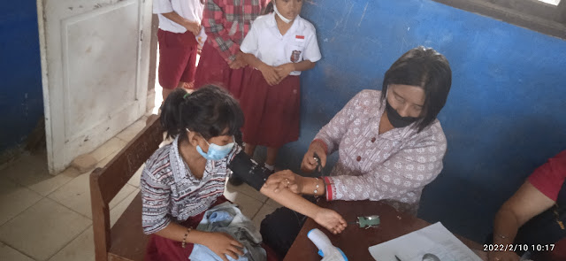 Anak SD di Nagori Marihat Raja Terima Vaksin Dosis 2