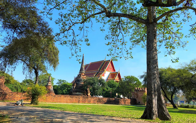 We reached Wat Phra Ram, which turned out to be as pretty as the other Wats we had seen. However, if you ask us today, I am sure, we will not be able to tell one Wat apart from the other. After a while, they all start merging into one. From Wat Phra Ram, we moved ahead to Wat Phra Mongkhon Bophit. But before going inside the temple, we decided to have some cold drink - iced tea again - as it was really hot. And by now I kind of knew that I was headed for a sunburn, despite the sunscreen. The Wat Phra Mongkhon Bophit was easy to remember, because it is a fairly new building with a rather large golden statue of Buddha in it. 