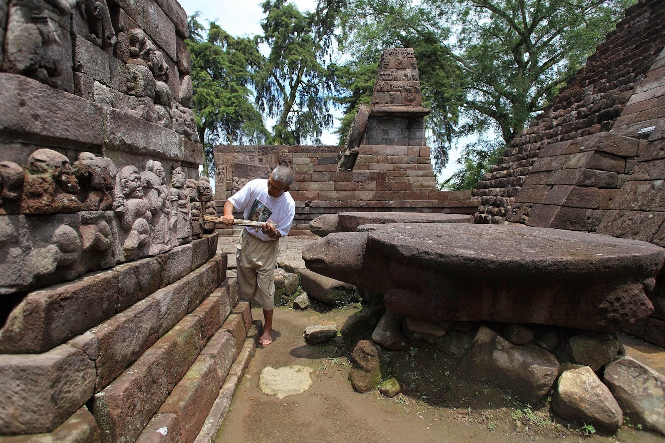 Collapsing pyramid at the Hindu Temple of Sukuh in Java to be restored by 2016