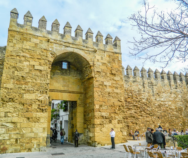 Porta de Almodovar em Córdoba na Andaluzia