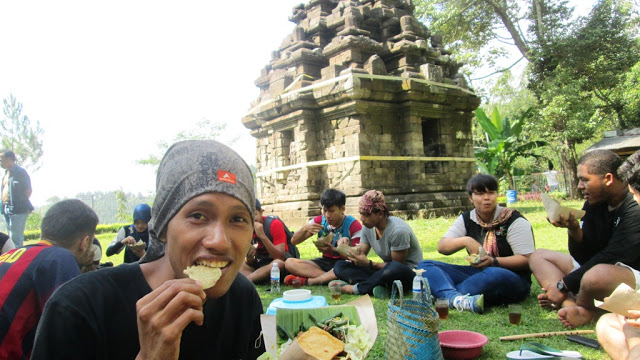 Makan pecel pincuk di pelataran Candi Selogriyo