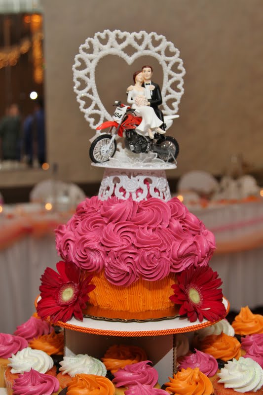 Yes that's a Motocross cake topper And a cupcake wedding cake