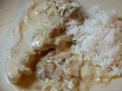 Côtes de veau aux oignons, champignons et crème fraîche (voir la recette)