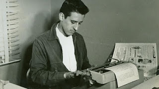 El poeta Roque Dalton ante una máquina de escribir
