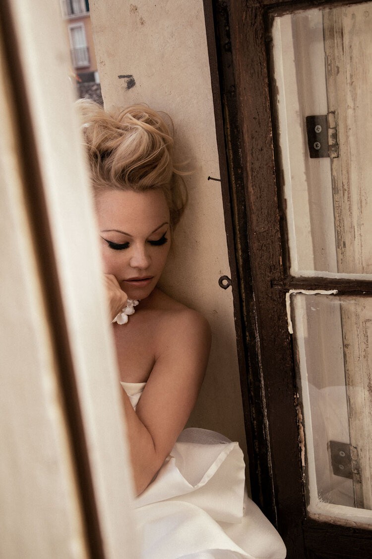 Pamela Anderson shows sexy side-boob posing naked model photo