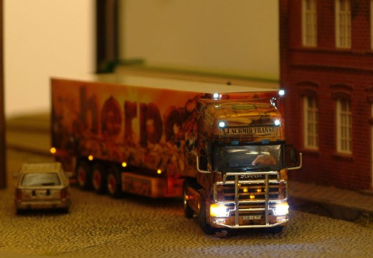 miniatur truk box Scania 124L 