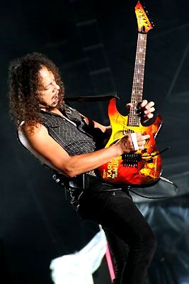 Foto de Kirk Hammett tocando la guitarra en el escenario