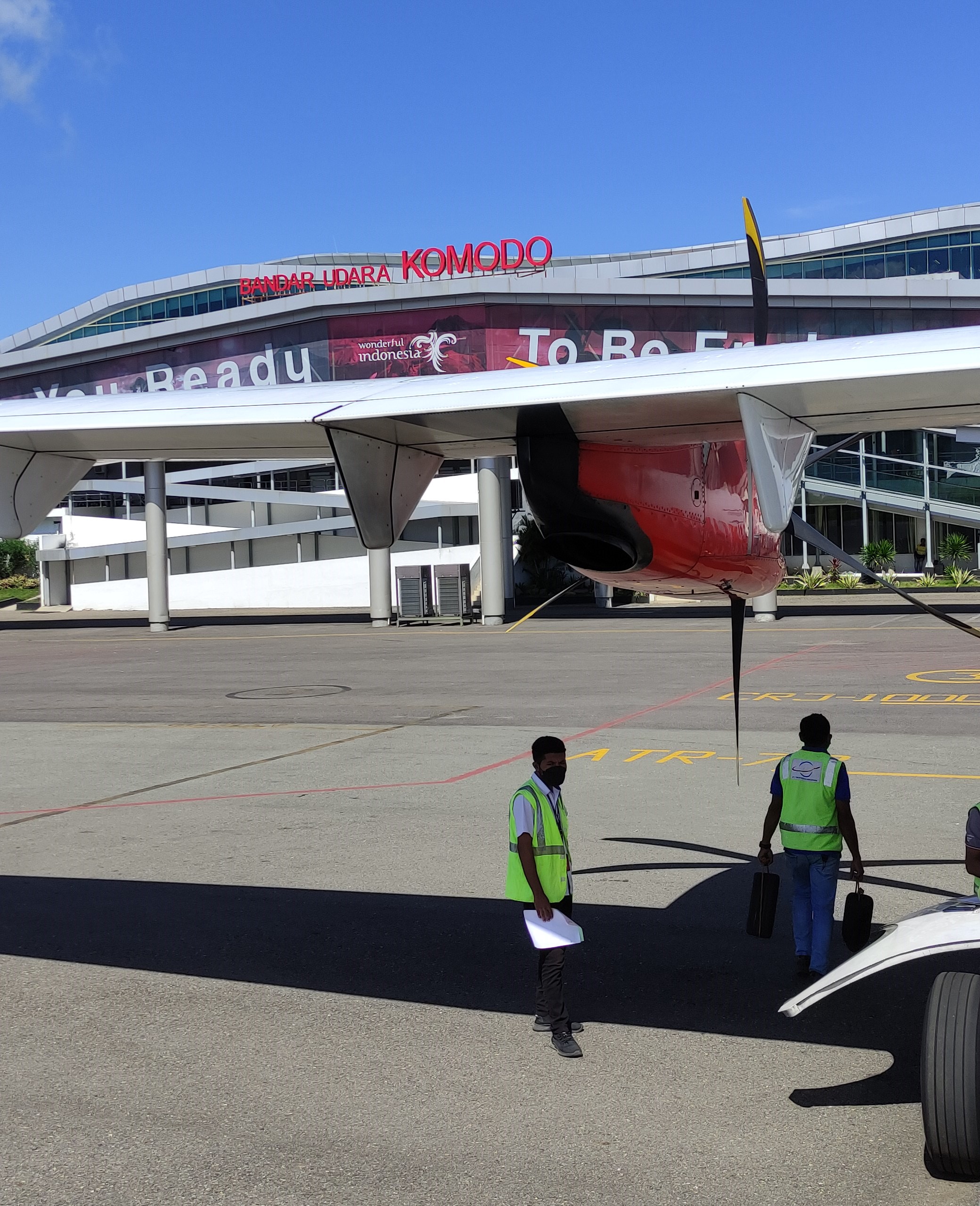 bandar udara internasional komodo