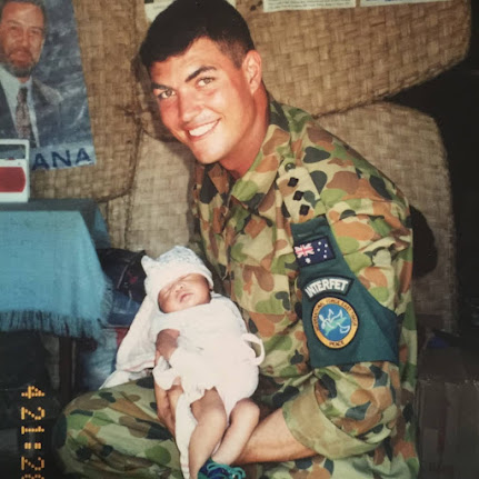 Veterano se reencuentra con bebé que ayudó a traer al mundo 22 años después de su nacimiento. 