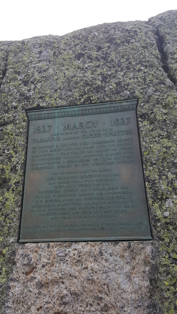 Plaque commémorative sur le sommet Marcy