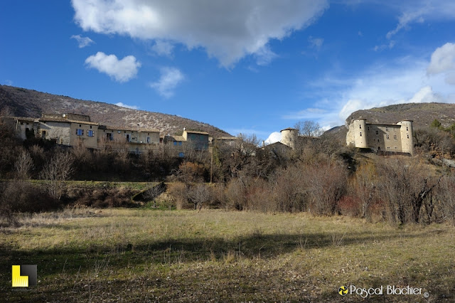 le village et le chateau de la charce dans la drome photo blachier pascal