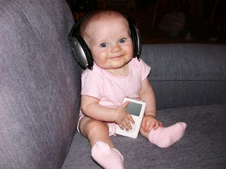 Foto gambar bayi lucu mendengarkan musik 15