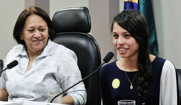 As mãos sujas de Ana Júlia. Ou: o repertório limitado de uma adolescente sádica.