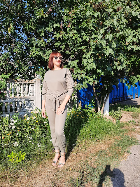 https://femmeluxefinery.co.uk/products/khaki-boxy-long-sleeved-tie-loungewear-set-leah