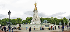 victorial memorial or buckingham palace fountain