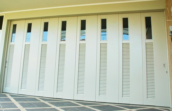 model desain pintu garasi kayu rumah minimalis