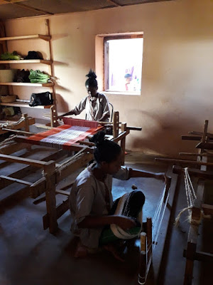 tejer-seda-en-la-fabrica-de-ambositra-en-madagascar