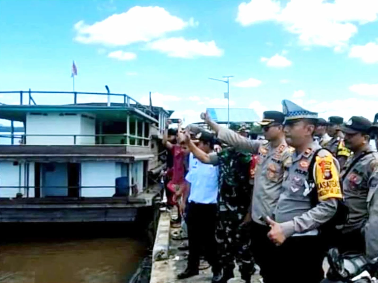 Kapolres KKU AKBP Achmad Dharmianto saat lepas pemudik di dermaga Teluk Batang KKU, Selasa 25 April 2023.