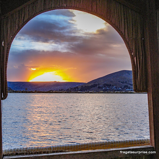 Pôr do sol no Lago Titicaca Puno Peru