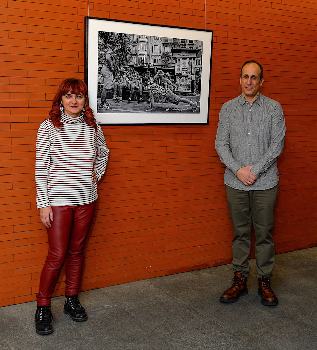 La directora del Centro Cultural "Emilia Pardo Bazán" con el Creatiz y artista José Antonio Fontal Álvarez en el Distrito de Salamanca en Madrid