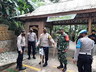 Waka Polres Majalengka Bagikan Masker  Di  Obyek Wisata Curug Cipeutey