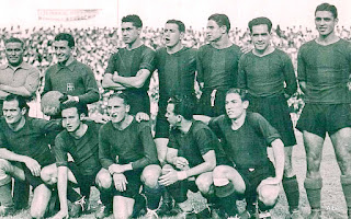 📸F. C. BARCELONA 📆21 junio 1936 ⬆️Modesto Amorós (masajista), Iborra, Franco, Balmanya, Bayo, Areso y Argemí. ⬇️Vantolrá, Raich, Escolá, Fernández y Munlloch. MADRID F. C. 2 🆚 F. C. BARCELONA 1 Domingo 21/06/1936, 17:00 horas. Copa del Presidente de la República, XXXIV edición del Campeonato de España, final. Valencia, estadio de Mestalla: 22.000 espectadores. GOLES: ⚽1-0: 6’, Eugenio. ⚽2-0: 12’, Lecue. ⚽2-1: 29’, Escolà.