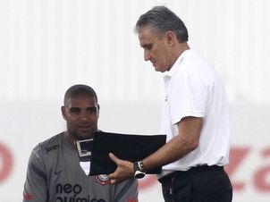Adriano pode não ter seu contrato renovado com o Corinthians