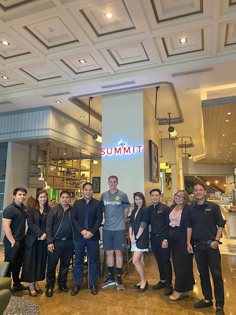 Coach Niklas Flechsig with Summit Galleria Team