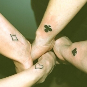 tatuaje amigas ases
