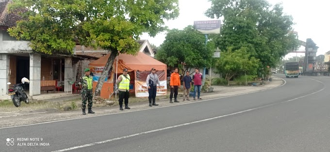  Antisipasi PMK, Polsek Badegan Bersama Instansi Terkait Melaksanakan Penyekatan Di Pos Biting