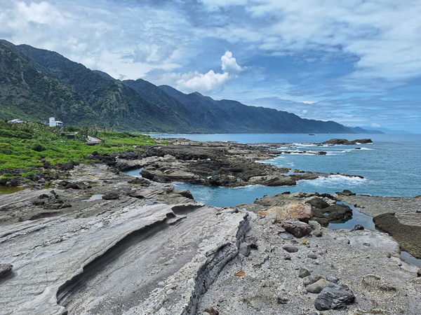 花蓮豐濱石梯坪遊憩風景區世界級的戶外地質教室，壺穴景觀台灣第一