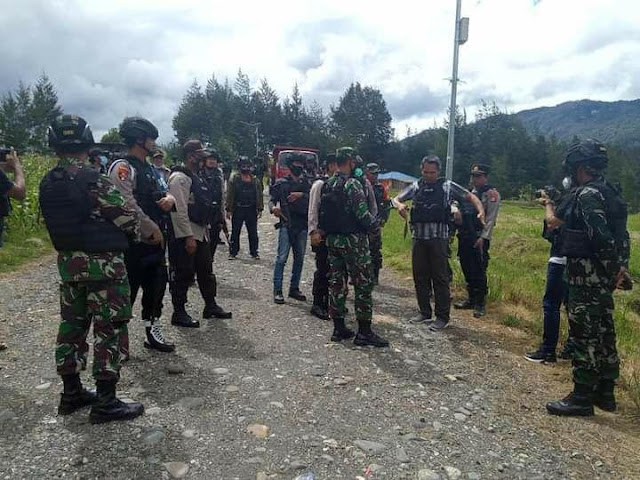 Kontak Tembak dengan Kelompok Separatis di Puncak, 1 Anggota TNI Terluka.lelemuku.com.jpg