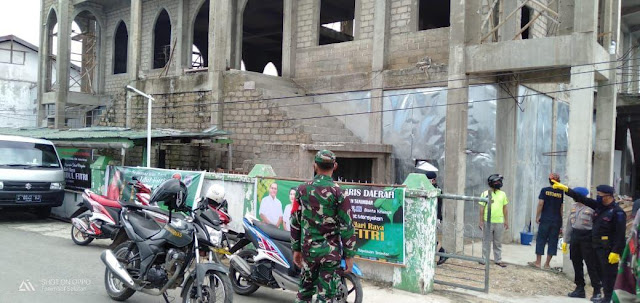 TNI-Polri dan Pemkab Tanimbar Lakukan Penyemprotan Disinfektan 4 Masjid dan Mushola di Saumlaki