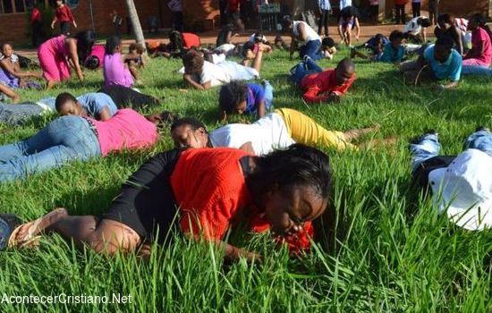 Congregación comiendo pasto en iglesia