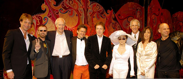 Giles Martin, Ringo Starr, Sir George Martin, director Dominic Champagne, Sir Paul McCartney, Yoko Ono, invitado, Olivia Harrison y el fundador del Cirque du Soleil, Guy Laliberte