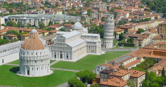 Pisa Campo dei Miracoli Storia dell'Arte Architettura Romanica Romanico in Toscana Duomo di Santa Maria Assunta Battistero di San Giovanni la torre