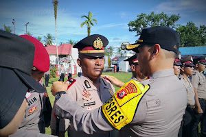 Kapolres Halbar AKBP Erlichson Pasaribu Pimpinan Upacara Kenaikan Pangkat Perwira dan Bintara