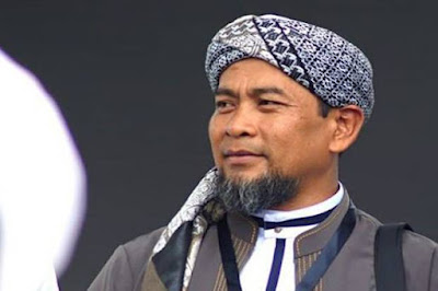 a.    Prinsip-prinsip Dasar Syariah  Bank syariah adalah bank yang beroperasi sesuai dengan Prinsip-Prinsip Syariah. Implementasi prinsip syariah inilah yang menjadi pembeda utama dengan bank konvensional.  Pada intinya prinsip  syariah tersebut mengacu kepada syariah Islam yang berpedoman utama kepada Al Quran dan Hadist.Islam sebagai agama merupakan konsep yang mengatur kehidupan manusia secara komprehensif dan universal baik dalam hubungan dengan Sang Pencipta (HabluminAllah) maupun dalam hubungan sesama manusia (Hablumminannas).  Ada tiga pilar pokok dalam ajaran Islam yaitu : Aqidah : komponen ajaran Islam yang mengatur tentang keyakinan atas keberadaan dan kekuasaan Allah sehingga harus menjadi keimanan seorang muslim manakala melakukan berbagai aktivitas dimuka bumi semata-mata untuk mendapatkan keridlaan Allah sebagai khalifah yang mendapat amanah dari Allah.  Syariah : komponen ajaran Islam yang mengatur tentang kehidupan seorang muslim baik dalam bidang ibadah (habluminAllah) maupun dalam bidang muamalah (hablumminannas) yang merupakan aktualisasi dari akidah yang menjadi keyakinannya.  Sedangkan muamalah sendiri meliputi berbagai bidang kehidupan antara lain yang menyangkut ekonomi atau harta dan perniagaan disebut muamalah maliyah  Akhlaq : landasan perilaku dan kepribadian yang akan mencirikan dirinya sebagai seorang muslim yang taat berdasarkan syariah dan aqidah yang menjadi pedoman hidupnya sehingga disebut memiliki akhlaqul karimah sebagaimana hadis nabi yang menyatakan "Tidaklah sekiranya Aku diutus kecuali untuk menjadikan akhlaqul karimah"  Cukup banyak tuntunan Islam yang mengatur tentang kehidupan ekonomi umat yang antara lain secara garis besar adalah sebagai berikut:  Tidak memperkenankan berbagai bentuk kegiatan yang mengandung unsur spekulasi dan perjudian termasuk didalamnya aktivitas ekonomi yang diyakini akan mendatangkan kerugian bagi masyarakat. Islam menempatkan fungsi uang semata-mata sebagai alat tukar dan bukan sebagai komoditi, sehingga tidak layak untuk diperdagangkan apalagi mengandung unsur ketidakpastian atau spekulasi (gharar) sehingga yang ada adalah bukan harga uang apalagi dikaitkan dengan berlalunya waktu tetapi nilai uang untuk menukar dengan barang. Harta harus berputar (diniagakan) sehingga tidak boleh hanya berpusat pada segelintir orang dan Allah sangat tidak menyukai orang yang menimbun harta sehingga tidak produktif dan oleh karenanya bagi mereka yang mempunyai harta yang tidak produktif akan dikenakan zakat yang lebih besar dibanding jika diproduktifkan. Hal ini juga dilandasi ajaran yang menyatakan bahwa kedudukan manusia dibumi sebagai khalifah yang menerima amanah dari Allah sebagai pemilik mutlak segala yang terkandung didalam bumi dan tugas manusia untuk menjadikannya sebesar-besar kemakmuran dan kesejahteraan manusia. Bekerja dan atau mencari nafkah adalah ibadah dan waJib dlakukan sehingga tidak seorangpun tanpa bekerja - yang berarti siap menghadapi resiko – dapat memperoleh keuntungan atau manfaat(bandingkan dengan perolehan bunga bank dari deposito yang bersifat tetap dan hampir tanpa resiko). Dalam berbagai bidang kehidupan termasuk dalam kegiatan ekonomi harus dilakukan secara transparan dan adil atas dasar suka sama suka tanpa paksaan dari pihak manapun. Adanya kewajiban untuk melakukan pencatatan atas setiap transaksi khususnya yang tidak bersifat tunai dan adanya saksi yang bisa dipercaya (simetri dengan profesi akuntansi dan notaris). Zakat sebagai instrumen untuk pemenuhan kewajiban penyisihan harta yang merupakan hak orang lain yang memenuhi syarat untuk menerima, demikian juga anjuran yang kuat untuk mengeluarkan infaq dan shodaqah sebagai manifestasi dari pentingnya pemerataan kekayaan dan memerangi kemiskinan. Sesungguhnya telah menjadi kesepakatan ulama, ahli fikih dan Islamic banker dikalangan dunia Islam yang menyatakan bahwa bunga bank adalah riba dan riba diharamkan. Dalam operasionalnya, perbankan syariah harus selalu dalam koridor-koridorprinsip-prinsip sebagai berikut:  Keadilan, yakni berbagi keuntungan atas dasar penjualan riil sesuai kontribusi dan resiko masing-masing pihak Kemitraan, yang berarti posisi nasabah investor (penyimpan dana), dan pengguna dana, serta lembaga keuangan itu sendiri, sejajar sebagai mitra usaha yang saling bersinergi untuk memperoleh keuntungan Transparansi, lembaga keuangan Syariah akan memberikan laporan keuangan secara terbuka dan berkesinambungan agar nasabah investor dapat mengetahui kondisi dananya Universal, yang artinya tidak membedakan suku, agama, ras, dan golongan dalam masyarakat sesuai dengan prinsip Islam sebagai rahmatan lil alamin. Prinsip-Prinsipsyariah yang dilarang dalam operasional perbankan syariah adalah kegiatan yang mengandung unsur-unsur sebagai berikut:  Maisir:  Menurut bahasa maisir berarti gampang/mudah. Menurut istilah maisir berarti memperoleh keuntungan tanpa harus bekerja keras. Maisir sering dikenal dengan perjudian karena dalam praktik perjudian seseorang dapat memperoleh keuntungan dengan cara mudah. Dalam perjudian, seseorang dalam kondisi bisa untung atau bisa rugi.Judi dilarang dalam praktik keuangan Islam, sebagaimana yang disebutkan dalam firman Allah sebagai berikut:"Hai orang-orang yang beriman, sesungguhnya khamar, maisir, berhala, mengundi nasib dengan panah, adalah perbuatan keji termasuk perbuatan syetan, maka jauhilah perbuatan-perbuatan itu agar kamu mendapat keberuntungan" (QS Al-Maaidah : 90)  Pelarangan maisir oleh Allah SWT dikarenakan efek negative maisir. Ketika melakukan perjudian seseorang dihadapkan kondisi dapat untung maupun rugi secara abnormal. Suatu saat ketika seseorang beruntung ia mendapatkan keuntungan yang lebih besar ketimbang usaha yang dilakukannya. Sedangkan ketika tidak beruntung seseorang dapat mengalami kerugian yang sangat besar. Perjudian tidak sesuai dengan prinsip keadilan dan keseimbangan sehingga diharamkan dalam sistem keuangan Islam. Gharar : Menurut bahasa gharar berarti pertaruhan. Menurut istilah gharar berarti seduatu yang mengandung ketidakjelasan, pertaruhan atau perjudian. Setiap transaksi yang masih belum jelas barangnya atau tidak berada dalam kuasanya alias di luar jangkauan termasuk jual beli gharar. Misalnya membeli burung di udara atau ikan dalam air atau membeli ternak yang masih dalam kandungan induknya termasuk dalam transaksi yang bersifat gharar.  Pelarangan ghararkarena memberikan efek negative dalam kehidupan karena gharar merupakan praktik pengambilan keuntungan secara bathil. Ayat dan hadits yang melarang gharar diantaranya :"Dan janganlah sebagian kamu memakan harta sebahagian yang lain di antara kamu dengan jalan yang batil dan (janganlah) kamu membawa (urusan) harta itu kepada hakim, supaya kamu dapat memakan sebahagian daripada harta benda orang lain itu dengan (jalan berbuat) dosa, padahal kamu mengetahui" (Al-Baqarah : 188) Riba:  Makna harfiyah dari kata Riba adalah pertambahan, kelebihan, pertumbuhan atau peningkatan. Sedangkan menurut istilah teknis, riba berarti pengambilan tambahan dari harta pokok atau modal secara bathil. Para ulama sepakat bahwa hukumnya riba adalah haram. Sebagaimana firman Allah SWT dalam surat Ali Imran ayat 130 yang melarang kita untuk memakan harta riba secara berlipat ganda. Sangatlah penting bagi kita sejak awal pembahasan bahwa tidak terdapat perbedaan pendapat di antara umat Muslim mengenai pengharaman Riba dan bahwa semua mazhab Muslim berpendapat keterlibatan dalam transaksi yang mengandung riba adalah dosa besar. Hal ini dikarenakan sumber utama syariah, yaitu Al-Qur'an dan Sunah benar-benar mengutuk riba. Akan tetapi, ada perbedaan terkait dengan makna dari riba atau apa saja yang merupakan riba harus dihindari untuk kesesuaian aktivitas-aktivitas perekonomian dengan ajaran Syariah.   Ada banyak ayat Al-Qur'an yang menjelaskan tentang keharaman riba, diantaranya:  Surat Al-Baqarah, ayat 275: Orang-orang yang makan (mengambil) RIBA' tidak dapat berdiri melainkan seperti berdirinya orang yang kemasukan syaitan lantaran (tekanan) penyakit gila. Keadaan mereka yang demikian itu, adalah disebabkan mereka berkata (berpendapat), sesungguhnya jual beli itu sama dengan RIBA', padahal Allah telah menghalalkan jual beli dan mengharamkan RIBA'. Orang-orang yang telah sampai kepadanya larangan dari Tuhannya, lalu terus berhenti (dari mengambil RIBA'), maka baginya apa yang telah diambilnya dahulu (sebelum datang larangan); dan urusannya (terserah) kepada Alloh. Orang yang kembali (mengambil RIBA'), maka orang itu adalah penghuni-penghuni neraka; mereka kekal di dalamnya.  Surat An-Nisa, ayat 161: Dan karena mereka menjalankan riba, padahal sesungguhnya mereka telah dilarang darinya dan karena mereka memakan harta orang dengan cara yang tidak sah (bathil). Kami telah menyediakan untuk orang-orang kafir diantara mereka azab yang pedih.  Surat Ali 'Imran, ayat 130: Hai orang-orang yang beriman, janganlah kamu memakan riba dengan berlipat ganda dan bertakwalah kamu kepada Allah supaya kamu mendapat keberuntungan.  Surat Ar-Rum, ayat 39: Dan sesuatu riba (tambahan) yang kamu berikan agar dia bertambah pada harta manusia, maka riba itu tidak menambah pada sisi Allah.    Jenis-jenis Riba  Menurut para ulama fiqih, riba dibagi menjadi 4 (empat) macam:  Riba Fadhl, yaitu tukar menukar dua barang yang sama jenisnya dengan tidak sama timbangannya atau takarannya yang disyaratkan oleh orang yang menukarkan. Contoh: tukar menukar dengan emas, perak dengan perak, beras dengan beras, gandum dan sebagainya. Riba Qardh, yaitu meminjamkan sesuatu dengan syarat ada keuntungan atau tambahan bagi orang yang meminjami/mempiutangi. Contoh : Andi meminjam uang sebesar Rp. 25.000 kepada Budi. Budi mengharuskan Andi mengembalikan hutangnya kepada Budi sebesar Rp. 30.000. maka tambahan Rp. 5.000 adalah riba Qardh. Riba Yad, yaitu berpisah dari tempat sebelum timbang diterima. Maksudnya: orang yang membeli suatu barang, kemudian sebelumnya ia menerima barang tersebut dari sipenjual, pembeli menjualnya kepada orang lain. Jual beli seperti itu tidak boleh, sebab jual-beli masih dalam ikatan dengan pihak pertama. Riba Nasi'ah, yaitu tukar menukar dua barang yang sejenis maupun tidak sejenis yang pembayarannya disyaratkan lebih, dengan diakhiri/dilambatkan oleh yang meminjam. Contoh : Rusminah membeli cincin seberat 10 Gram. Oleh penjualnya disyaratkan membayarnya tahun depan dengan cincin emas seberat 12 gram, dan jika terlambat satu tahun lagi, maka tambah 2 gram lagi menjadi 14 gram dan seterusnya.  Hikmah Pelarangan Riba  Banyak pihak yang telah menyatakan pandangan berbeda mengenai dasar rasional atau tujuan pengharaman riba oleh Syariah. Secara keseluruhan, keadilan sosio ekonomi dan distribusi, keseimbangan antargenerasi, instabilitas perekonomian, dan kehancuran ekologis dianggap sebagai dasar pengharaman riba. Mengingat semua teks dan prinsip yang relevan dalam hukum Islam, alasan satu-satunya yang meyakinkan adalah tentang keadilan distribusi karena pengharaman Riba dimaksudkan untuk mencegah akumulasi kekayaan pada segelintir orang, yaitu harta itu jangan hanya "beredar di antara orang-orang kaya" (Kitab Suci Al-Quran, 59:7). Oleh sebab itu, tujuan utama pelarangan atas Riba adalah untuk menghalangi sarana yang dapat menuntun ke akumulasi kekayaan pada segelintir pihak, baik itu bank maupun individu.    b.    Pendapat Ulama tentang Bunga Bank  Pendapat para Ulama ahli fiqh bahwa bunga yang dikenakan dalam transaksi pinjaman (utang piutang, al-qardh wa al-iqtiradh) telah memenuhi kriteria riba yang di haramkan Allah SWT., seperti dikemukakan,antara lain,olehAl-Nawawi berkata, al-Mawardi berkata: Sahabat-sahabat kami (ulama mazhab Syafi'I) berbeda pendapat tentang pengharaman riba yang ditegaskan oleh al-Qur'an, atas dua pandangan.Pertama, pengharaman tersebut bersifat mujmal (global) yang dijelaskan oleh sunnah. Setiap hukum tentang riba yang dikemukakan oleh sunnah adalah merupakan penjelasan (bayan) terhadap kemujmalan al Qur'an, baik riba naqad maupun riba nasi'ah.Kedua, bahwa pengharaman riba dalam al-Qur'an sesungguhnya hanya mencakup riba nasai'yang dikenal oleh masyarakat Jahiliah dan permintaan tambahan atas harta (piutang) disebabkan penambahan masa (pelunasan). Salah seorang di antara mereka apabila jatuh tempo pembayaran piutangnya dan pihang berhutang tidak membayarnya,ia menambahkan piutangnya dan menambahkan pula masa pembayarannya. Hal seperti itu dilakukan lagi pada saat jatuh tempo berikutnya. Itulah maksud firman Allah : "… janganlah kamu memakan riba dengan berlipat ganda… " kemudian Sunnah menambahkan riba dalam pertukaran mata uang (naqad) terhadap bentuk riba yang terdapat dalam al-Qur'an.  Bunga uang atas pinjaman (Qardh) yang berlaku di atas lebih buruk dari riba yang di haramkan Allah SWT dalam Al-Quran,karena dalam riba tambahan hanya dikenakan pada saat jatuh tempo. Sedangkan dalam system bunga tambahan sudah langsung dikenakan sejak terjadi transaksi.  Jumhur (mayoritas/kebanyakan) Ulama' sepakat bahwa bunga bank adalah riba, oleh karena itulah hukumnya haram. Pertemuan 150 Ulama' terkemuka dalam konferensi Penelitian Islam di bulan Muharram 1385 H, atau Mei 1965 di Kairo, Mesir menyepakati secara aklamasi bahwa segala keuntungan atas berbagai macam pinjaman semua merupakan praktek riba yang diharamkan termasuk bunga bank. Berbagai forum ulama internasional yang juga mengeluarkan fatwa pengharaman bunga bank.  Abu zahrah, Abu 'ala al-Maududi Abdullah al-'Arabi dan Yusuf Qardhawi mengatakan bahwa bunga bank itu termasuk riba nasiah yang dilarang oleh Islam. Karena itu umat Islam tidak boleh bermuamalah dengan bank yang memakai system bunga, kecuali dalam keadaan darurat atau terpaksa. Bahkan menurut Yusuf Qardhawi tidak mengenal istilah darurat atau terpaksa, tetapi secara mutlak beliau mengharamkannya. Pendapat ini dikuatkan oleh Al-Syirbashi, menurutnya bahwa bunga bank yang diperoleh seseorang yang menyimpan uang di bank termasuk jenis riba, baik sedikit maupun banyak. Namun yang terpaksa, maka agama itu membolehkan meminjam uang di bank itu dengan bunga.