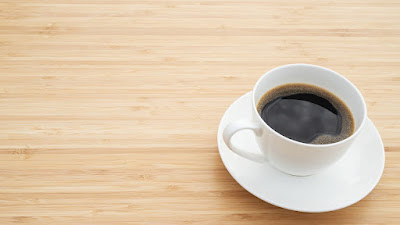 Gambar kopi hitam di atas meja