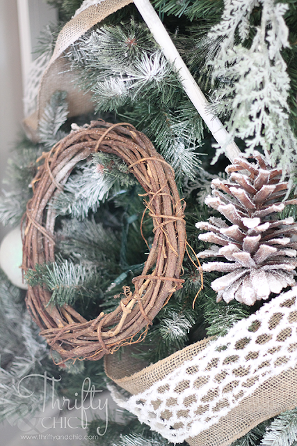 How to decorate a Christmas tree. Tips on decorating a Christmas tree. Farmhouse Christmas tree decor and decorating ideas. Woodland themed Christmas tree.