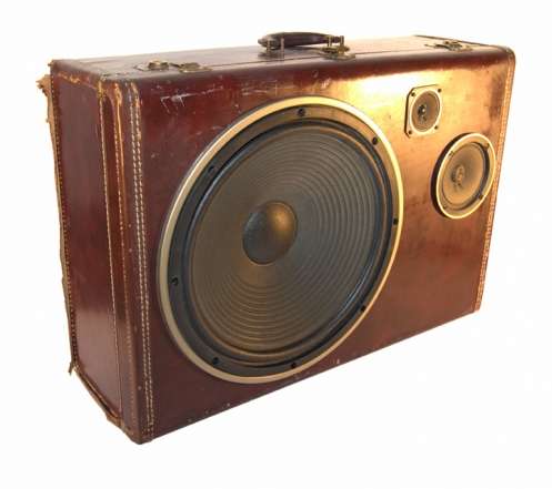 Altavoz con maletas recicladas