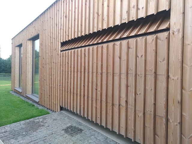 Open facade-flush garage door